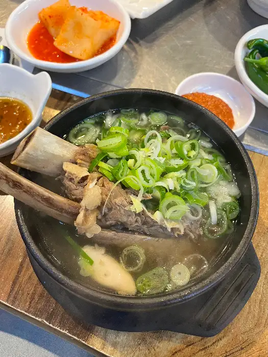 갈비탕 뚝배기에 담긴 모습