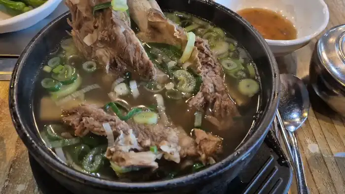 갈비탕 뚝배기 안의 고기 조각들