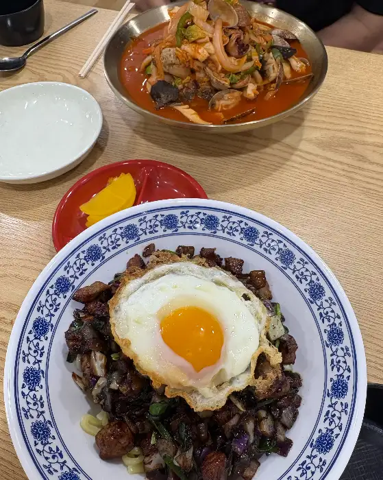 짜장면 위에 계란 프라이가 올라간 모습