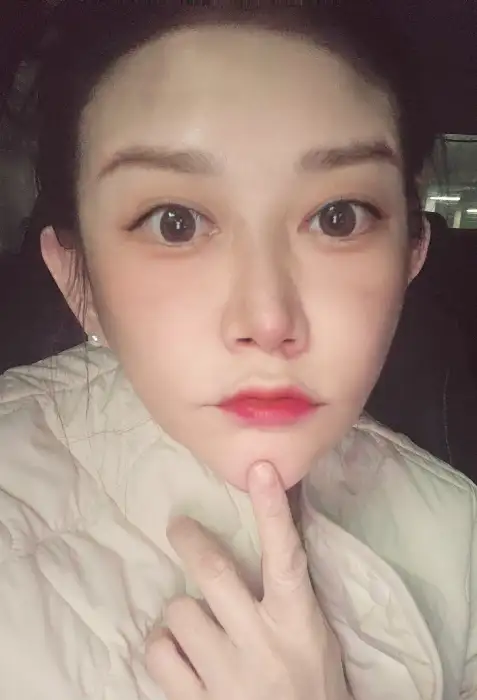미소를 짓고 있는 여성