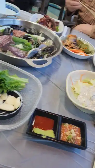 테이블 위에 차려진 다양한 음식들