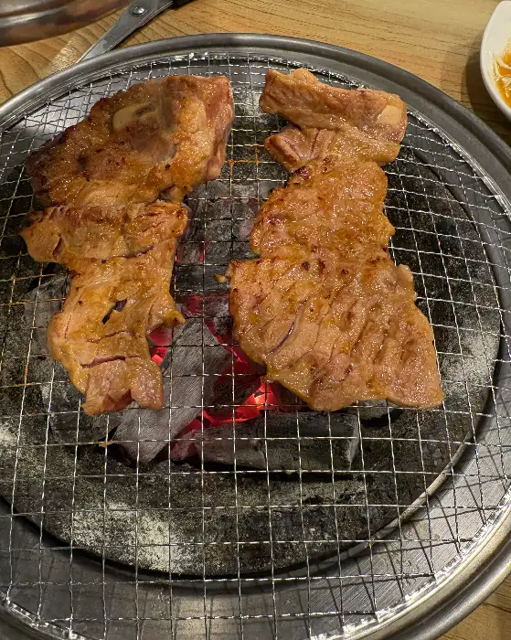 불판 위에서 지글지글 익어가는 양념 돼지갈비