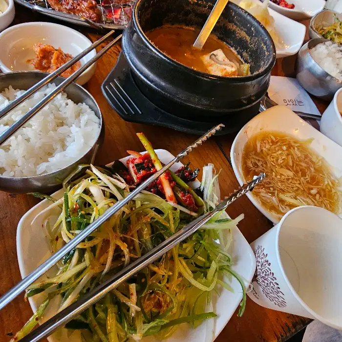 밥, 찌개, 비빔국수 등 푸짐하게 차려진 한 상차림