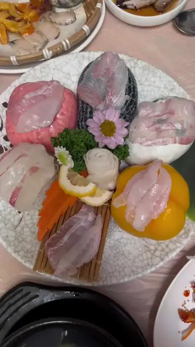 화려하게 플레이팅된 신선한 해산물 모듬