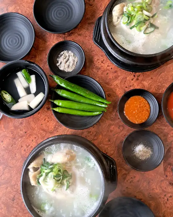 삼계탕과 함께 나온 깍두기, 동치미, 풋고추, 쌈장, 소금