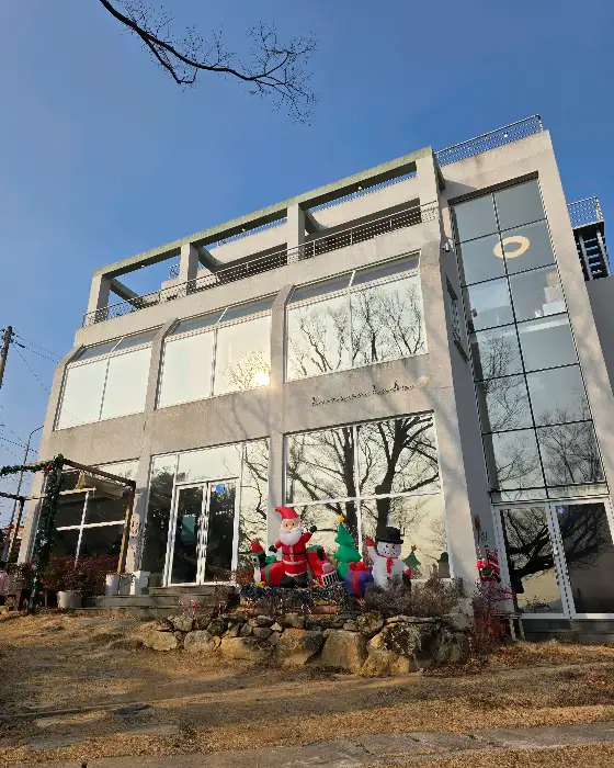 카페 외부 전경