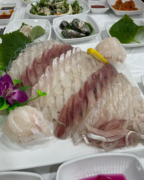 신선하고 푸짐하게 차려진 모듬회 한 상