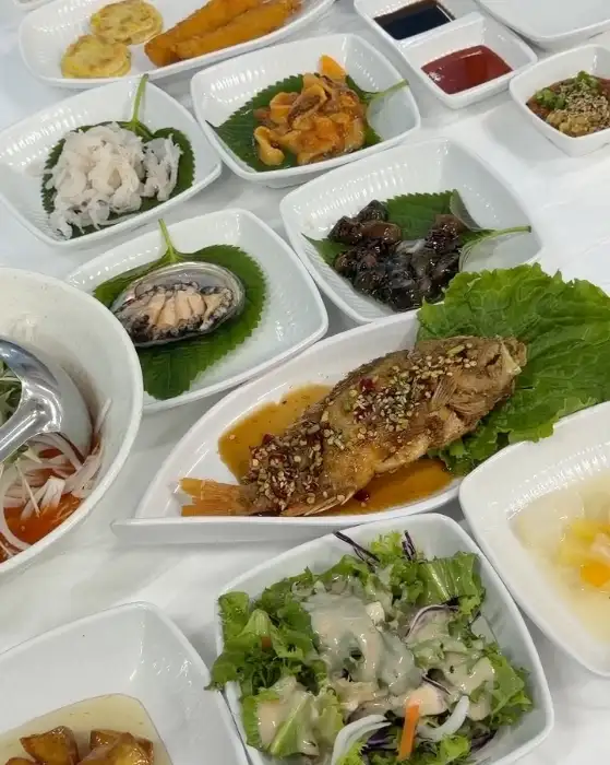 다양한 해산물과 튀김, 샐러드 등이 포함된 스끼다시
