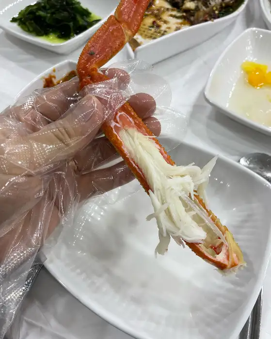 손으로 대게 살을 발라내는 모습