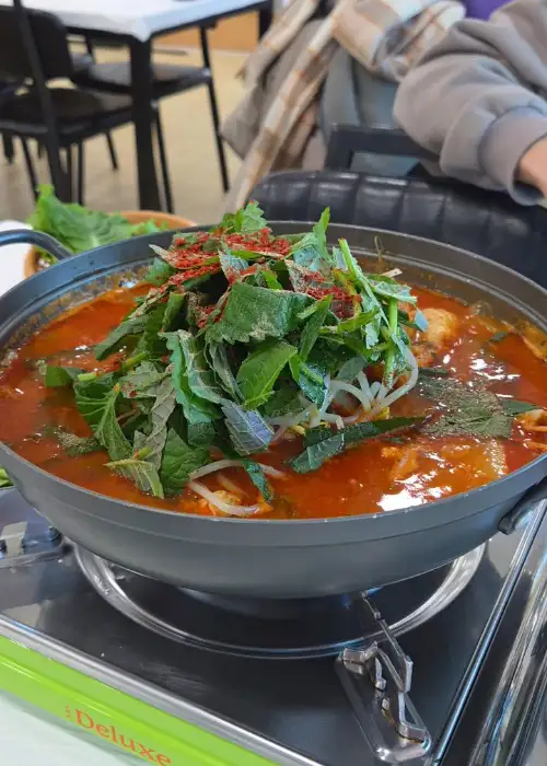 김이 모락모락 나는 얼큰한 매운탕