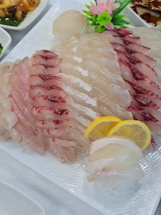 푸짐하게 차려진 회와 해산물, 그리고 대게