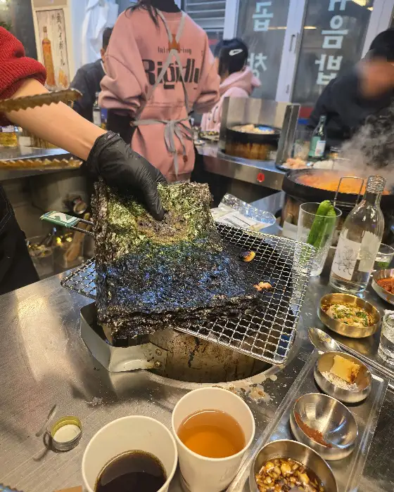 DJ DOC 이하늘이 직접 곱창을 굽고 있는 모습.