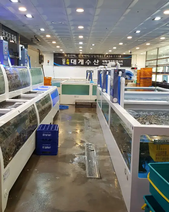 넓고 깨끗한 식당 내부