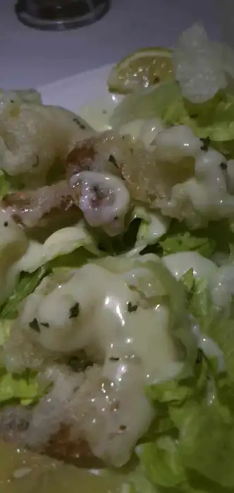 신선한 채소 위에 크림 소스가 뿌려진 요리