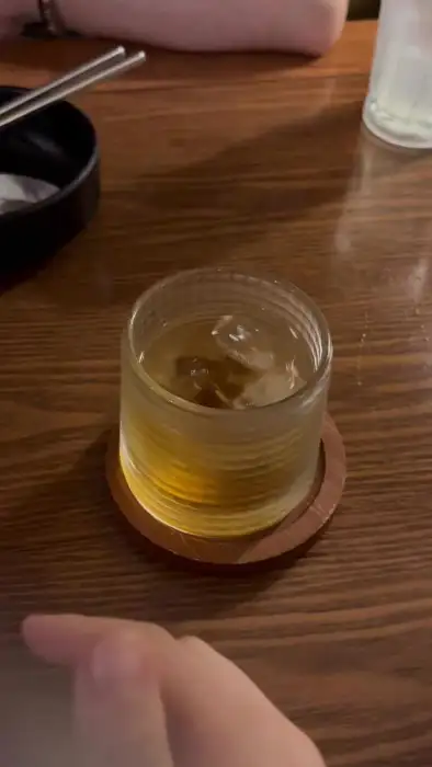 얼음이 담긴 잔에 담긴 위스키 또는 칵테일