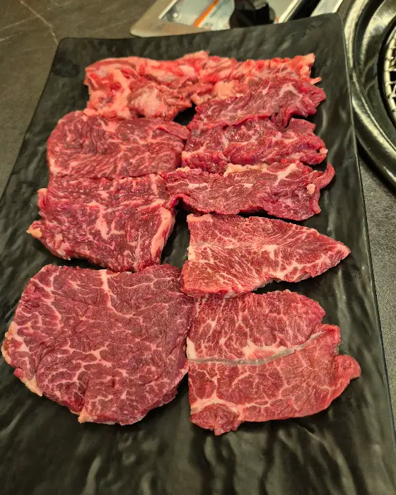먹음직스럽게 썰어진 칡소 등심과 갈비살 부위