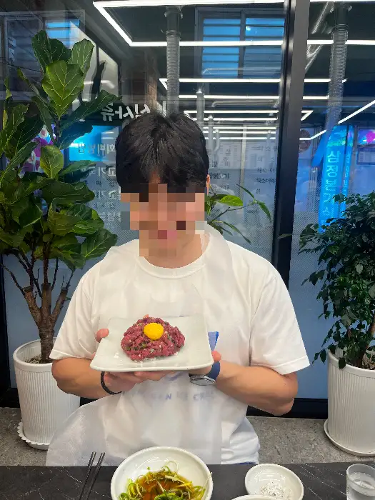 노른자가 올려진 육회 요리