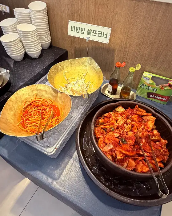 셀프바에 준비된 다양한 나물과 쭈꾸미 볶음