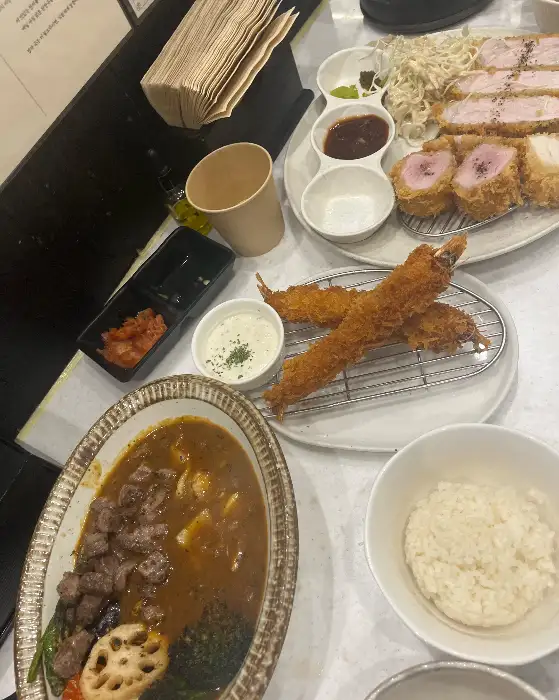 푸짐하게 차려진 돈까스, 스프카레, 밥, 국, 그리고 곁들임 반찬