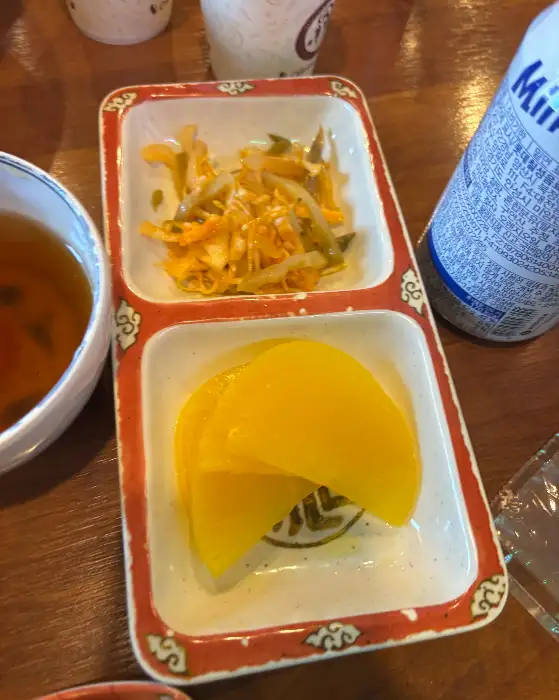 단무지와 짜사이가 담긴 반찬 접시