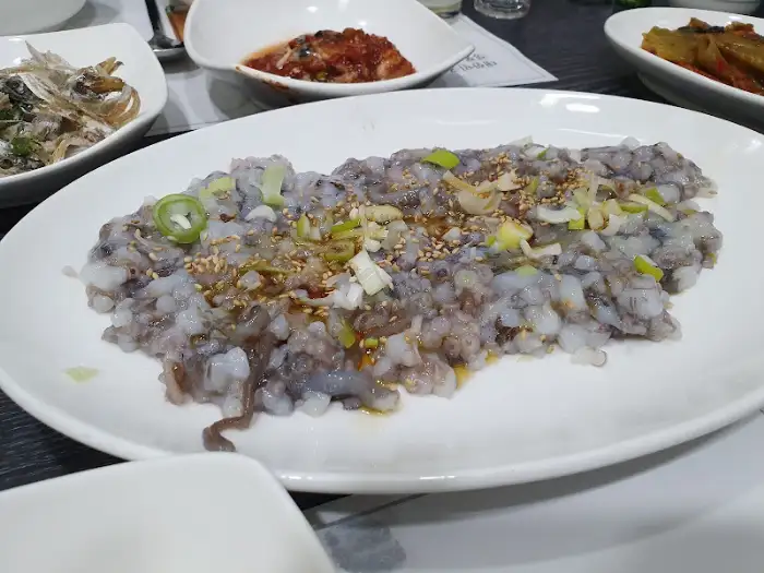 접시에 담긴 산낙지 요리 모습