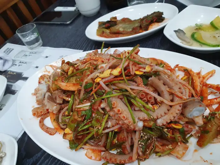 매콤하게 무쳐진 낙지 요리 모습