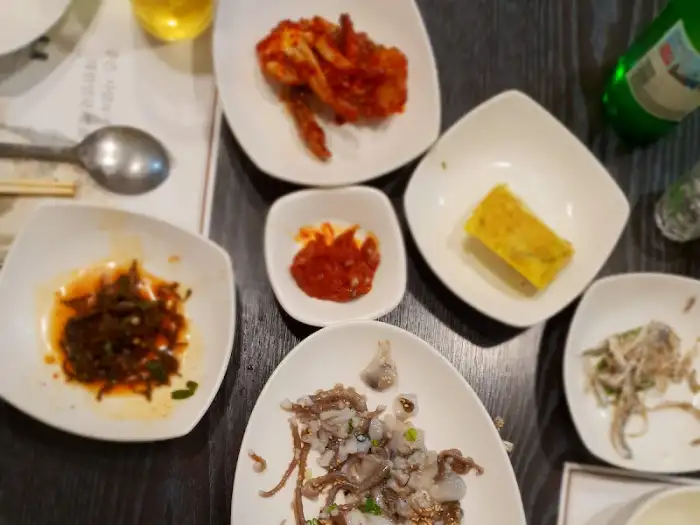 상 위에 놓인 여러 가지 음식들