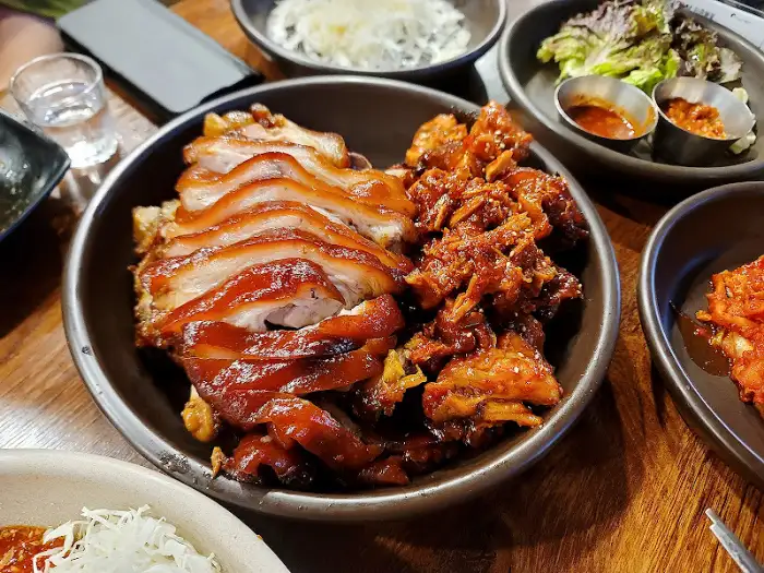 족발과 함께 나온 사이드 메뉴들