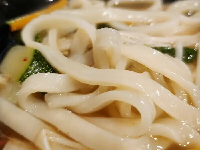 갓 만들어진 생면 칼국수 면발