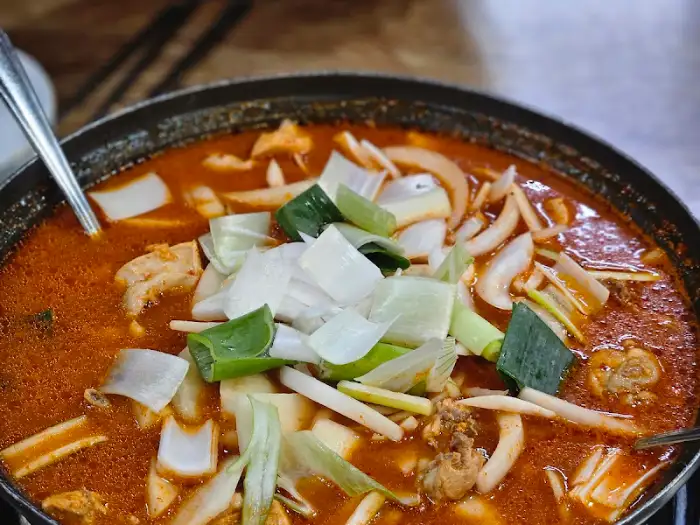 닭매운탕에 들어있는 채소와 닭고기