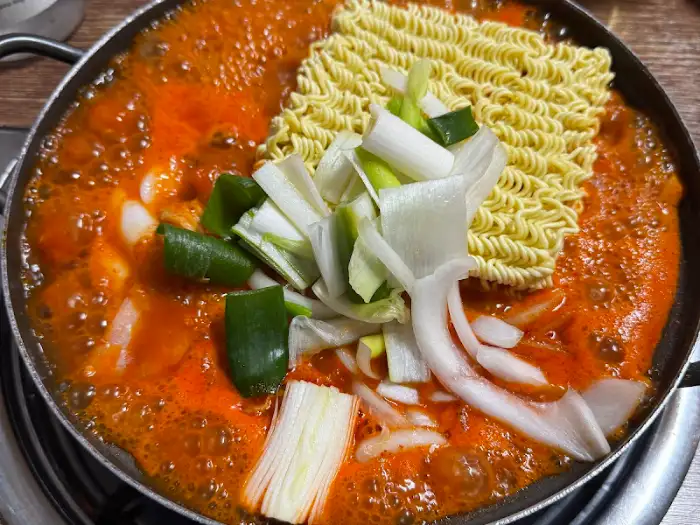 칼국수 사리를 추가한 닭매운탕