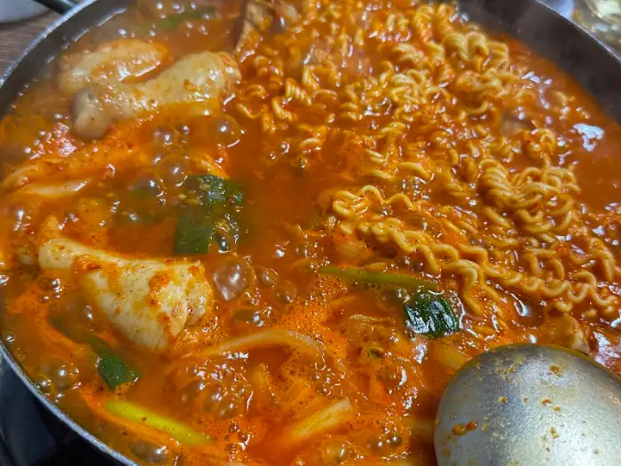 볶음밥을 볶고 있는 모습