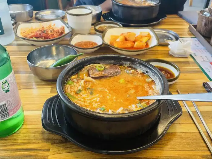 해장국과 함께 나온 반찬들.