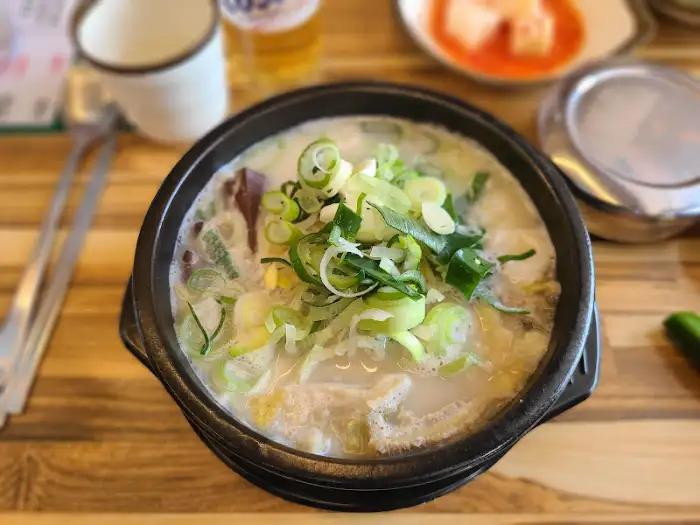 김이 모락모락 나는 해장국.