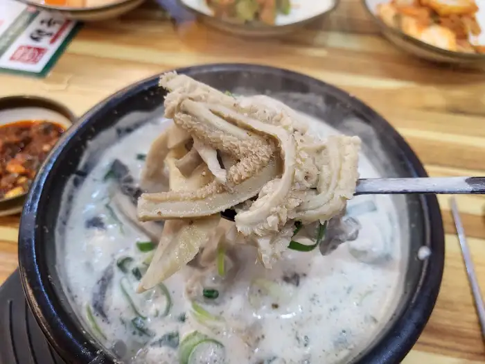 해장국에 밥을 말아 먹는 모습.