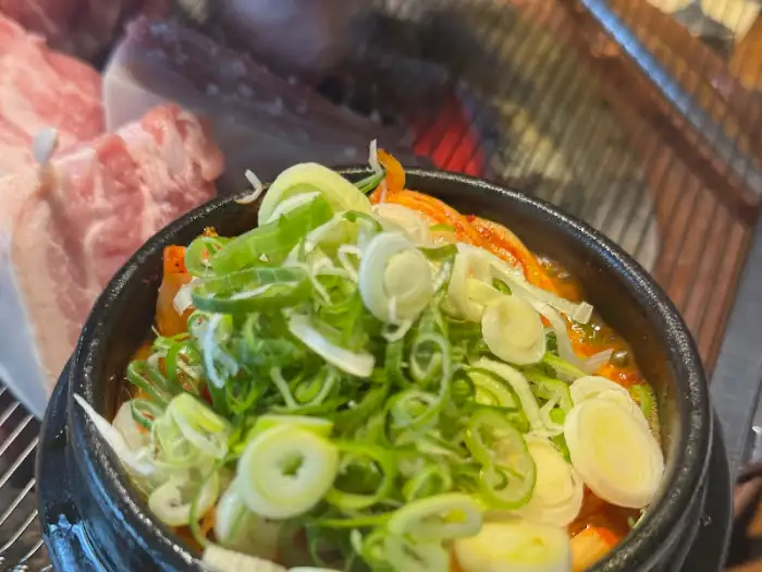 먹음직스럽게 조리된 찌개의 모습. 큼직한 건더기와 신선한 채소가 어우러져 있다.