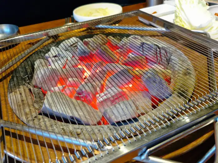 활활 타오르는 숯불의 모습. 고기를 굽기 위한 준비가 되어 있다.