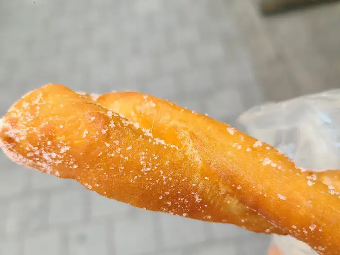 설탕이 뿌려진 꽈배기