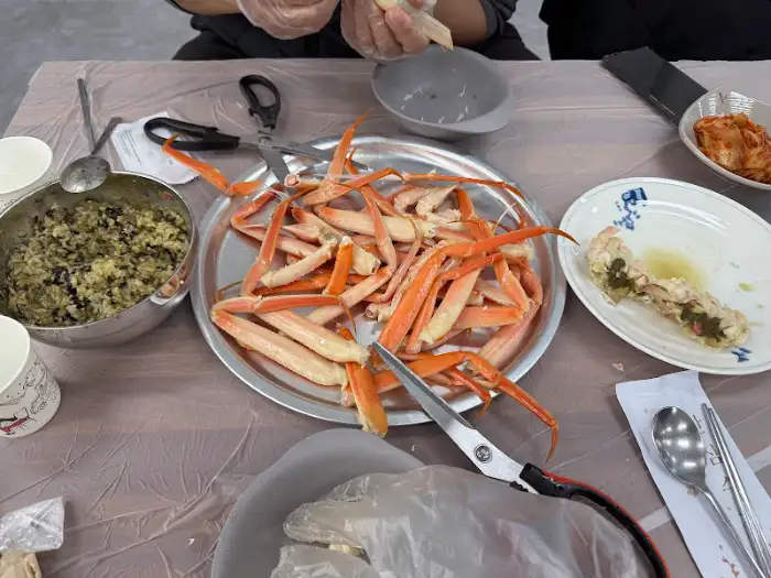테이블 위 준비된 대게와 밥, 김치