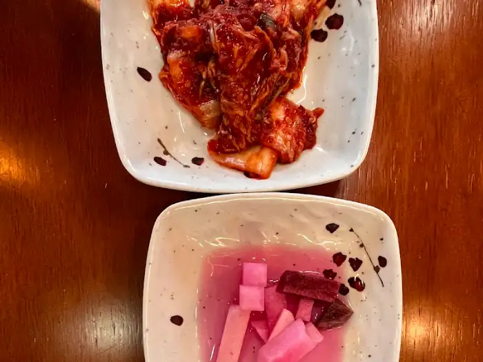 밑반찬으로 나온 김치와 깍두기