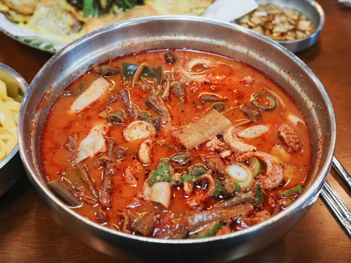 따뜻한 육칼 한 그릇