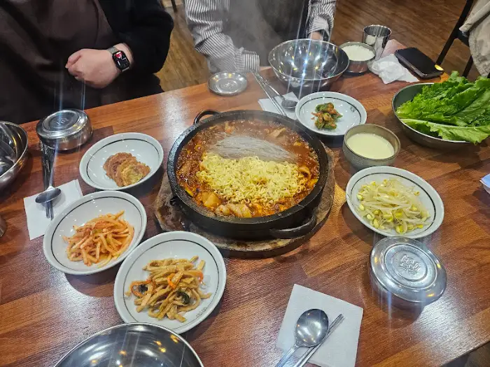 돌판 볶음 요리 위에서 끓고 있는 모습