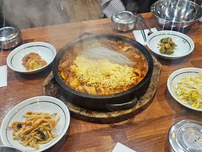 돌판 볶음 요리에 라면 사리가 들어간 모습
