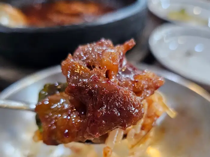 포크에 담긴 낙지와 고기
