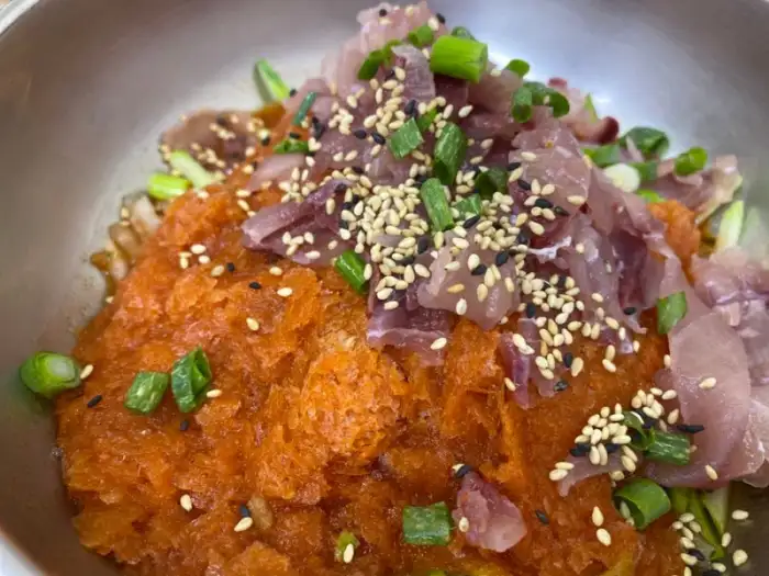 물회에 듬뿍 올려진 회