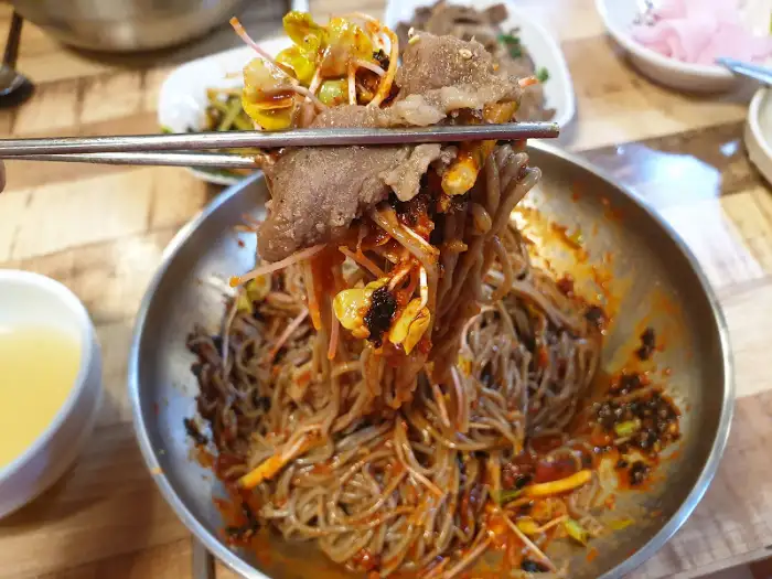 젓가락으로 집어 올린 오리 고기와 누들