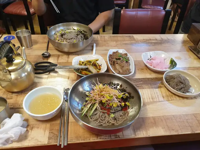 테이블 위에 차려진 다양한 음식과 소스