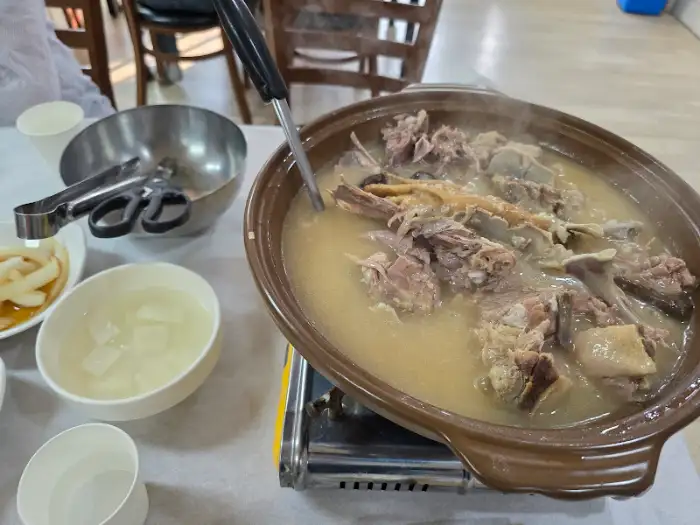 오리 누룽지 백숙이 끓고 있는 냄비