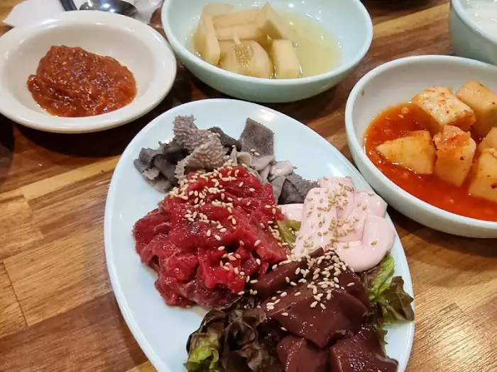 모듬 고기 한 접시 (막창, 간, 천엽 포함)