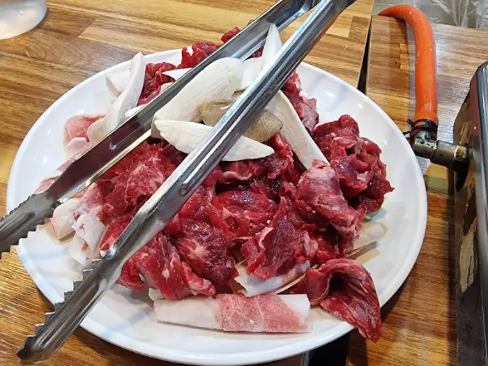 숯불 위에 올라간 다양한 소고기 부위